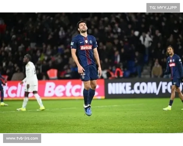 贡萨洛·拉莫斯禁区内两连击均被门将扑出，巴黎错失追分机会